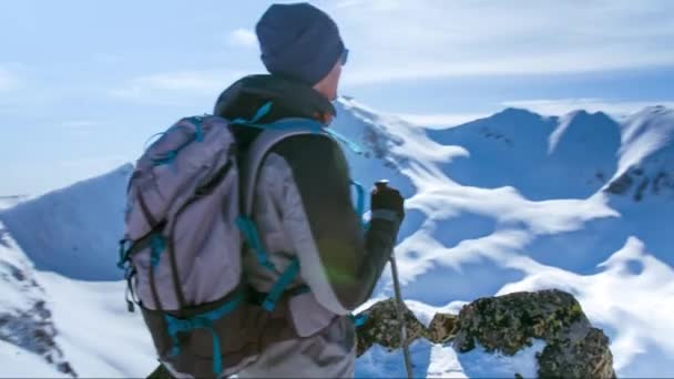 Wandelaar Snow Hiking avontuur reizen berg Outdoor Extreme trekking koude sport ijs winter actieve hemel klimmen Trek alpinisme Backpacker landschap mensen klimmer wandeling natuur hoogte top activiteit wandelen toeristische man — Stockvideo