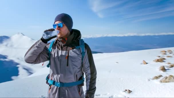 Männlich Wasser junger Mann Berg Winter Schnee Flasche gesund im Freien Natur Aktivität Freizeit Sport Erwachsene durstig Trinken Durst Lifestyle Person Touristen Reisen außerhalb blau Tourismus Abenteuer — Stockvideo