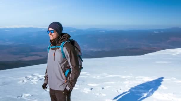 Himmel man upp händer berg frihet armar framgång Top Mountain natur person prestation resa utomhus äventyr manliga människor glad klättring blå toppmötet fri seger vandring lycka sön vandra livsstil Joy Peak — Stockvideo