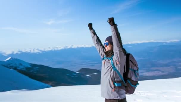 Erfolg Berggipfel oben Abenteuer Himmel extreme Reisen Mann Sport Bergsteiger Freiheit Klettern Felsen hoch Wandern Trekking Klippe Natur Landschaft im Freien männlich aktiv blau Hügel Höhe Aktivität — Stockvideo