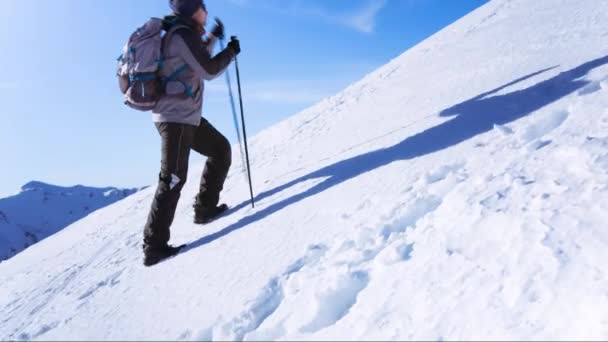 Mountain Hiker Escalada Aventura Sucesso Top Snow Man Escalador Caminhadas Viagem Céu Extremo Pico Vitória Subir Montanhismo Cúpula Força Alto Azul Motivação Sozinho Esporte Ao Ar Livre Coragem Objetivo Ativo Gelo Nuvens Energia — Vídeo de Stock