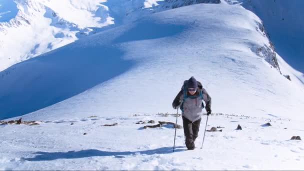 登山探险成功顶级雪人攀岩旅行天空极限峰胜利攀登登山者攀登徒步旅行者高峰力量高蓝色动机单独运动户外勇气主动目标冰 — 图库视频影像