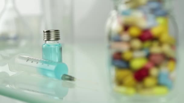 Injectie of pillen. Gezondheid keuze — Stockvideo