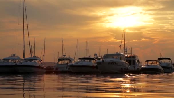 Barcos em um pôr do sol bonito — Vídeo de Stock