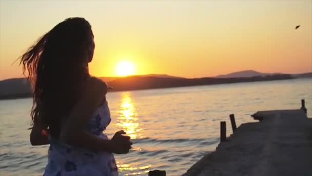 Modelo femenino corriendo hacia el atardecer — Vídeos de Stock