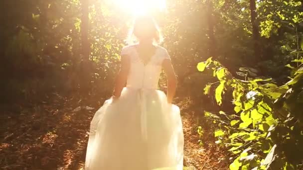 Женщина в винтажном платье невесты — стоковое видео