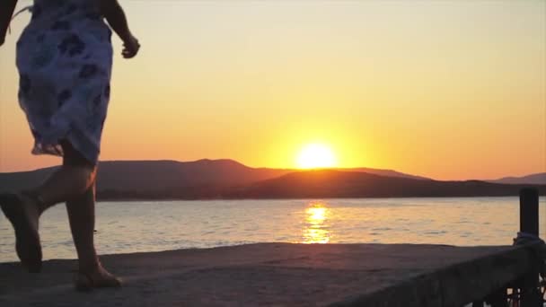 Mujer corriendo a lo largo del muelle — Vídeos de Stock