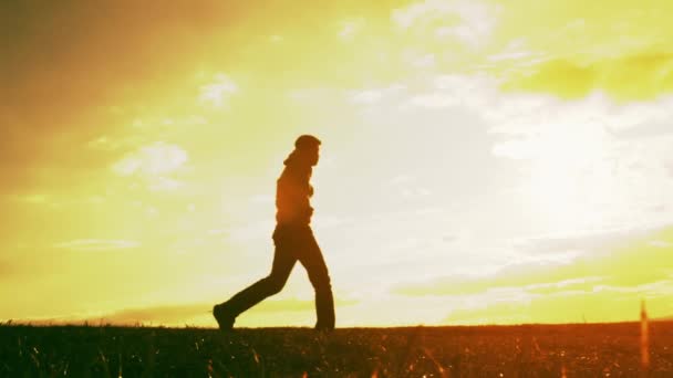 L'homme célèbre sa victoire au coucher du soleil — Video