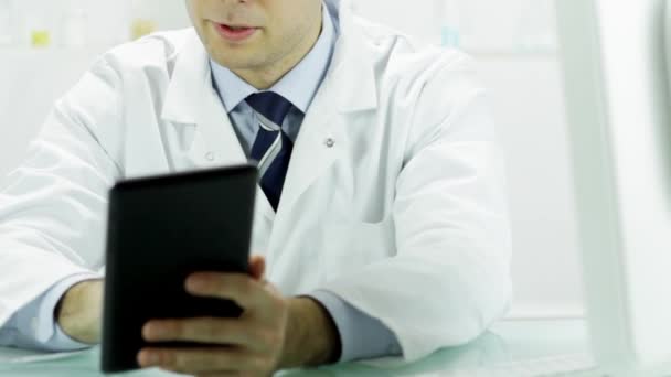 Doutor explica enfermeira algo no laptop — Vídeo de Stock