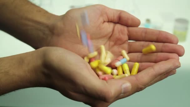 Tabletták ömlött a kezek — Stock videók