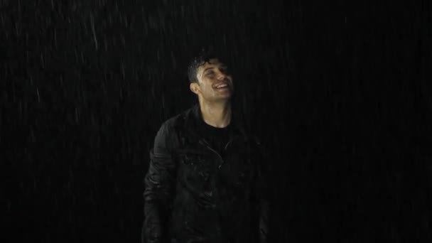 Young man under rain — Stock Video