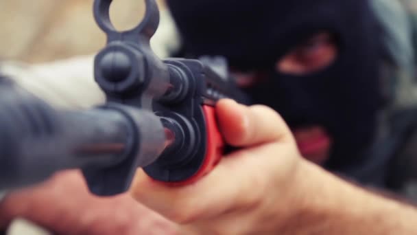 Hombre peligroso con arma — Vídeos de Stock