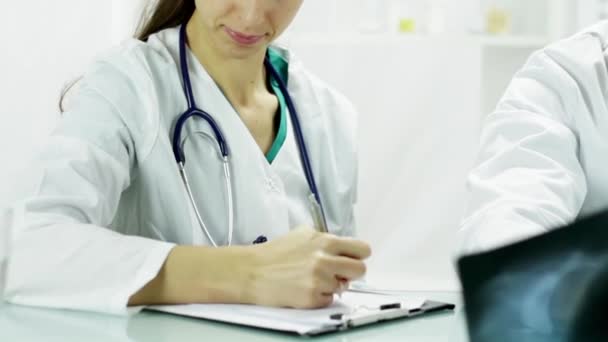 Lekarz bada i wyjaśniając pielęgniarka xray — Wideo stockowe