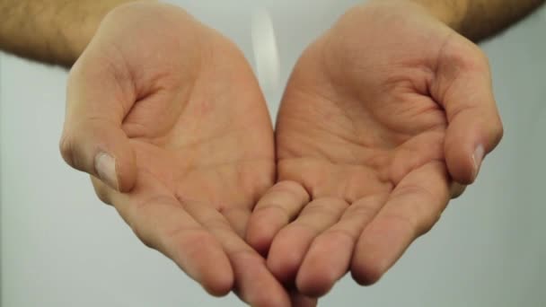 Comprimidos derramando sobre as mãos — Vídeo de Stock