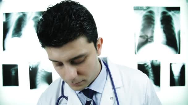 Γιατρός κάνει ιατρική εξέταση — Αρχείο Βίντεο