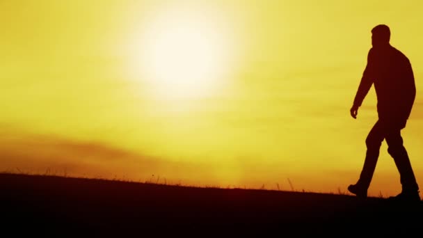 Человек, почитающий солнце — стоковое видео