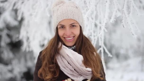 Mulher dando presente de Natal — Vídeo de Stock