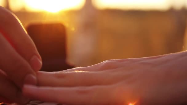 Proposition portant sur la bague de fiançailles — Video