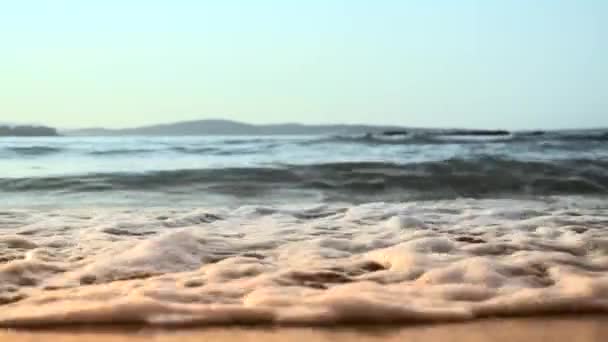 Hullámok, homokos strand — Stock videók