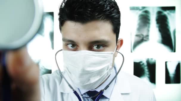 Médico faz exame médico — Vídeo de Stock