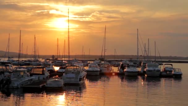 Boote an einem schönen Sonnenuntergang — Stockvideo