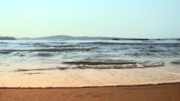 Olas en la playa de arena — Vídeo de stock