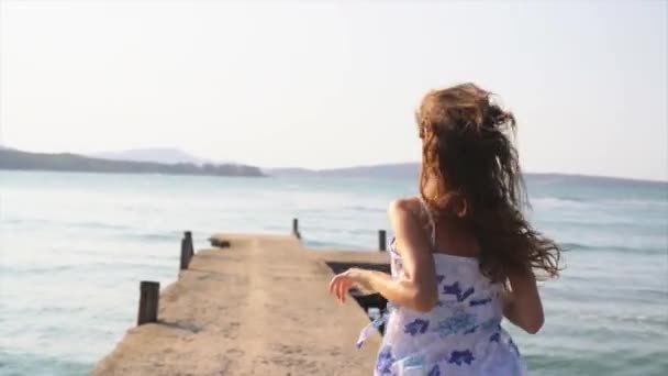 Mulher bonita correndo no cais da praia — Vídeo de Stock