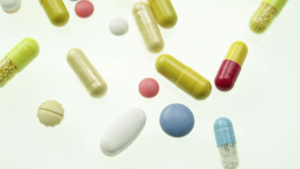 Píldoras médicas coloridas — Vídeo de stock