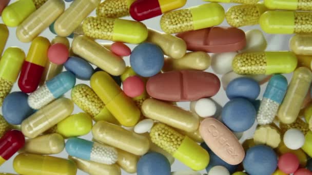 Un puñado de pastillas cae — Vídeos de Stock