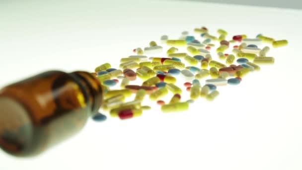 Банка с разноцветными таблетками — стоковое видео