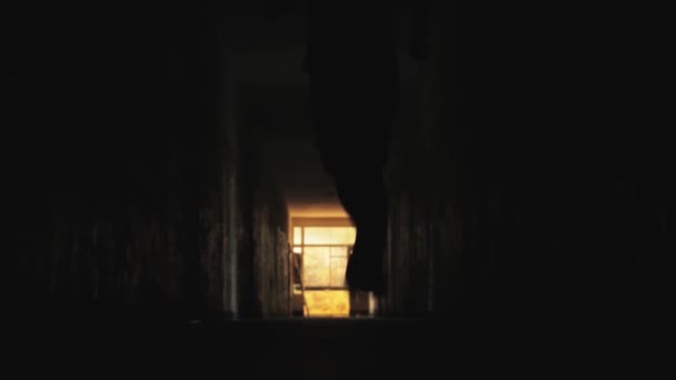 Homem correndo em túnel escuro — Vídeo de Stock