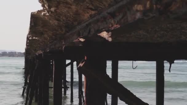 海の近くの桟橋の上を歩く女性 — ストック動画