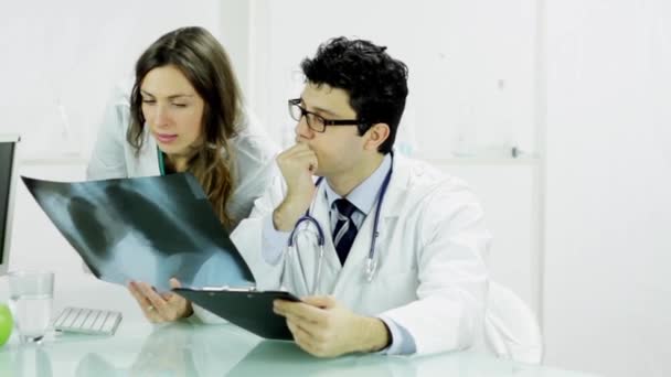 Médico e enfermeiro examinando Xray — Vídeo de Stock