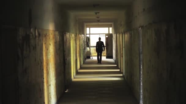 Człowiek idąc przez korytarz — Wideo stockowe