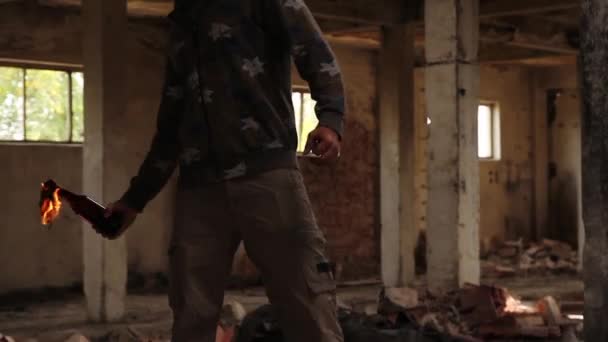 Hombre sosteniendo cóctel molotov — Vídeos de Stock