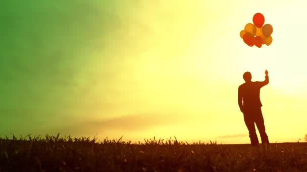 Magányos fiú Silhouette Holding Balloons — Stock videók