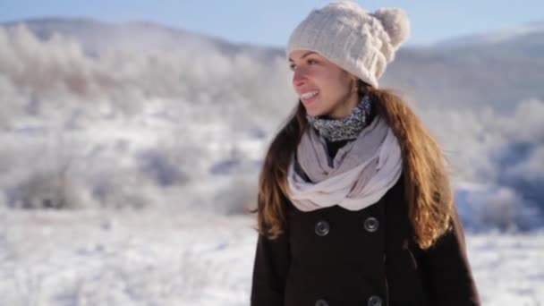 Vrouw joying wintervakantie — Stockvideo