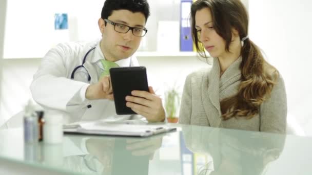 Doktor teşhis tablet kullanarak göstermek için — Stok video