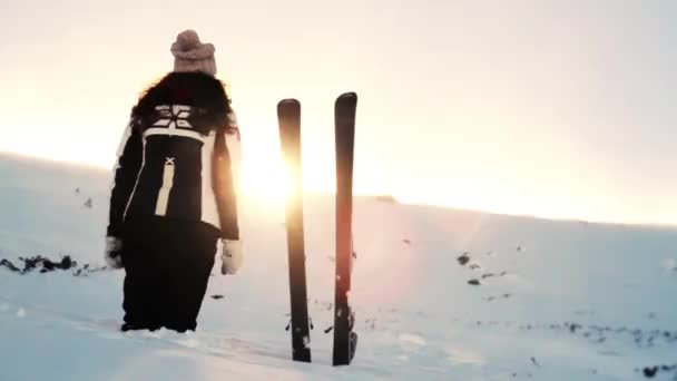 Skiër verhoogt handen op een top van een berg — Stockvideo