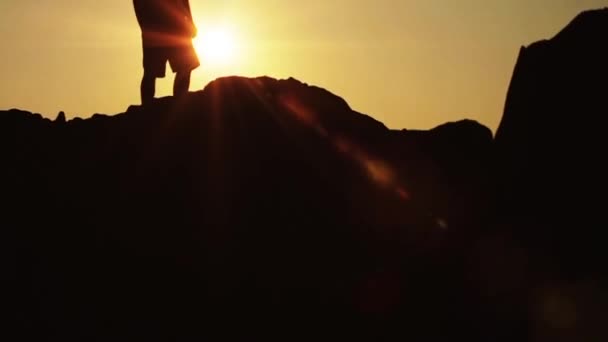 Человек на вершине холма — стоковое видео