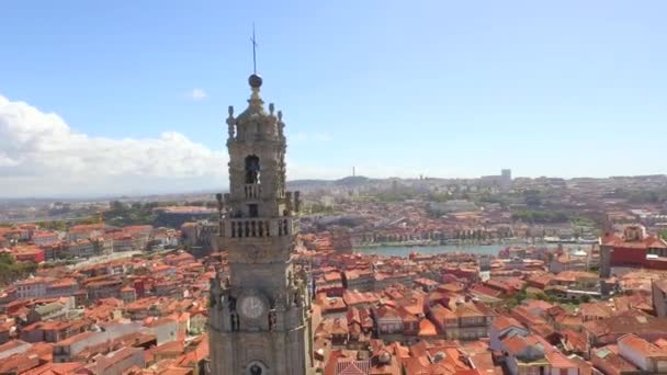 Antigua torre histórica con reloj gigante — Vídeo de stock