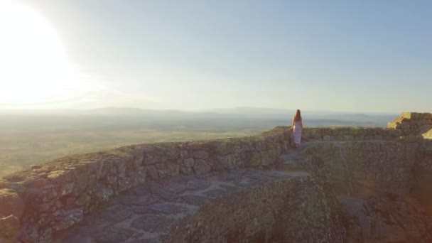 Turystyczny kobieta spaceru na mur otaczający zamek — Wideo stockowe