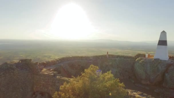 Τουριστική γυναίκα που περπατά στον τοίχο που περιβάλλει το κάστρο — Αρχείο Βίντεο