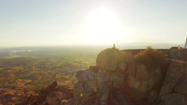 Kale çevresindeki duvarda yürüyen turist kadın — Stok video