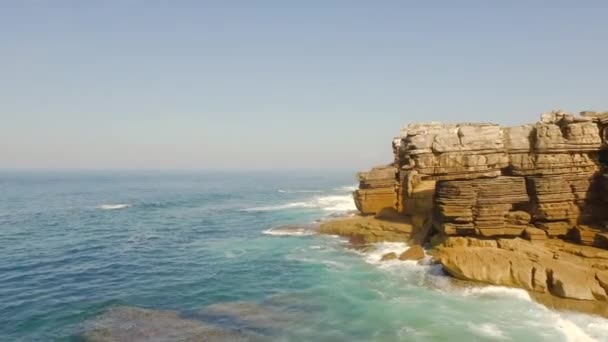 Πιτσίλισμα κύμα στην παραλία στην Πορτογαλία — Αρχείο Βίντεο