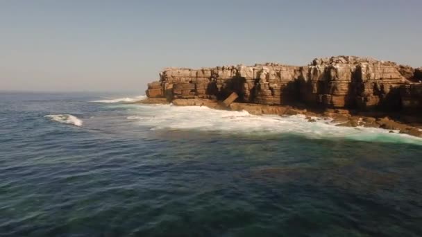 Vague éclaboussures sur la plage au Portugal — Video