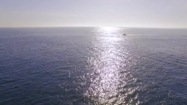 船在海中与旅行者 — 图库视频影像