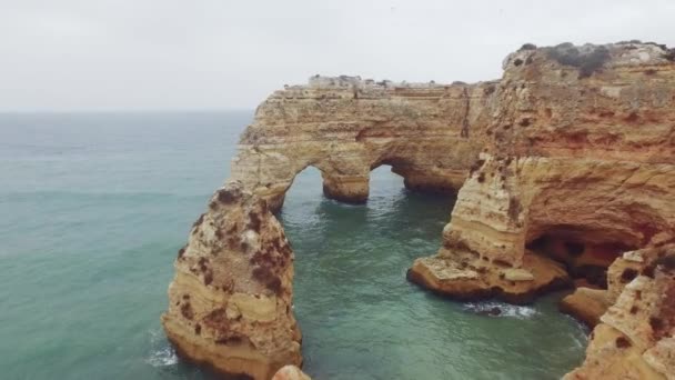 Όμορφα βράχια και το τοπίο στην Πορτογαλία — Αρχείο Βίντεο