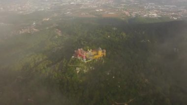 Dağın üzerinde Pena National Palace