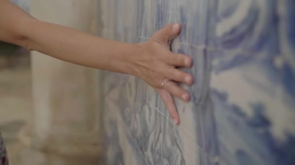 Close-up van vrouw aanraken muurschildering muur — Stockvideo
